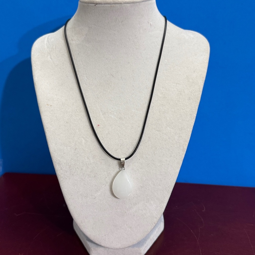 Elegant NATURAL CRYSTAL White Teardrop Pendant Necklace